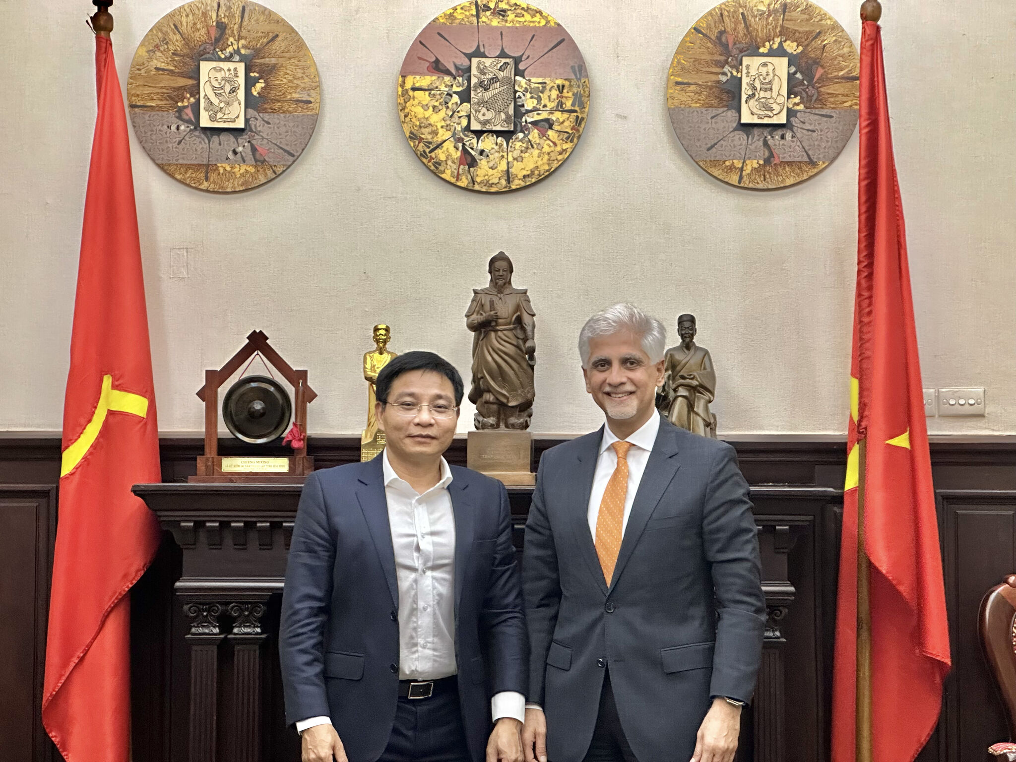 Bộ trưởng Bộ GTVT Nguyễn Văn Thắng cùng ông Haresh Khoobchadani