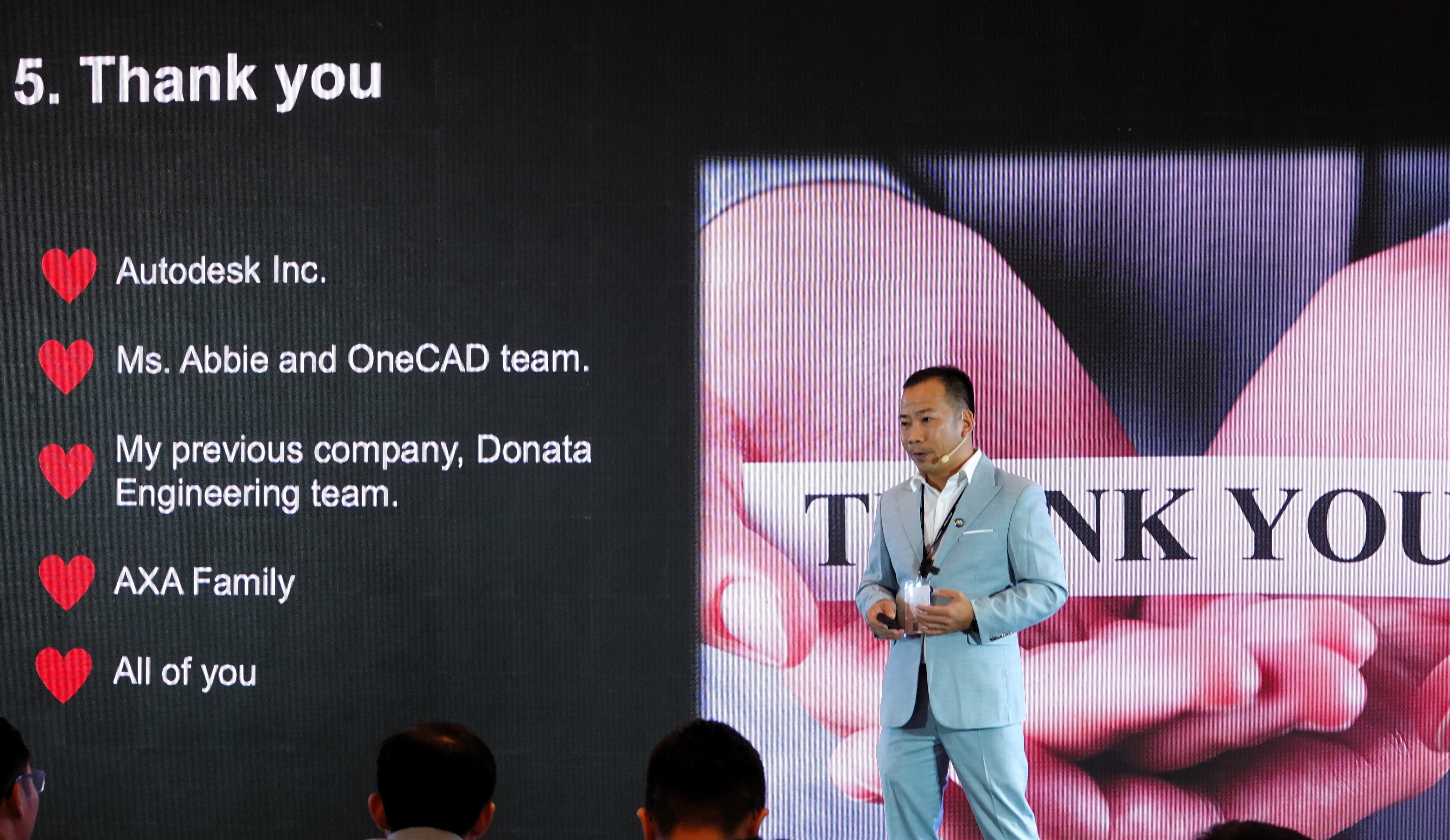 Ông Nguyễn Thành An - Founder & CEO của AXA Engineers gửi lời cảm ơn đến OneCAD Team tại sự kiện Autodesk Converge VietNam 2023