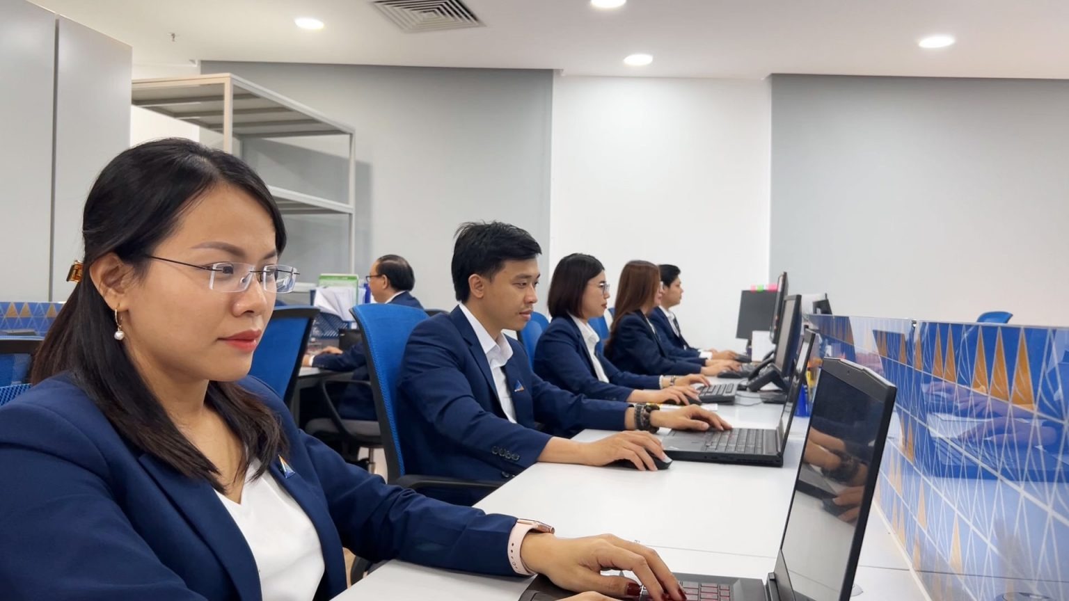 Các đội của Đất Xanh làm việc tại văn phòng giờ đây có thể cộng tác tốt hơn với các đồng nghiệp trong lĩnh vực này, chia sẻ một môi trường dữ liệu chung trong Autodesk Build.