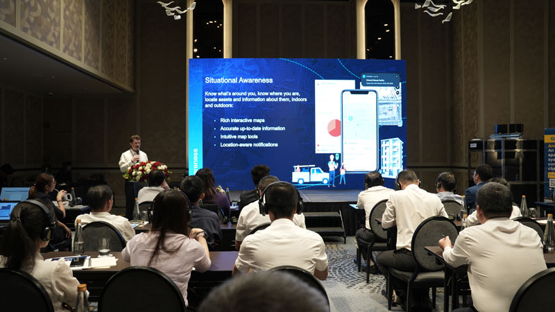 Chuyên gia phía Esri chia sẻ tại hội thảo - 1