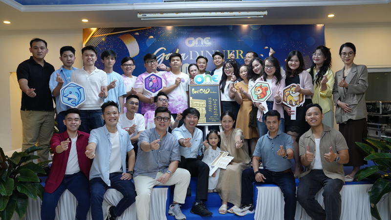 Các nhân sự chụp tập thể tại đêm Gala