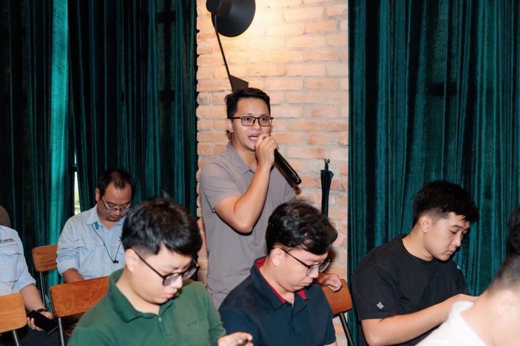 Khách tham dự đặt câu hỏi trong phần trao đổi chuyên môn