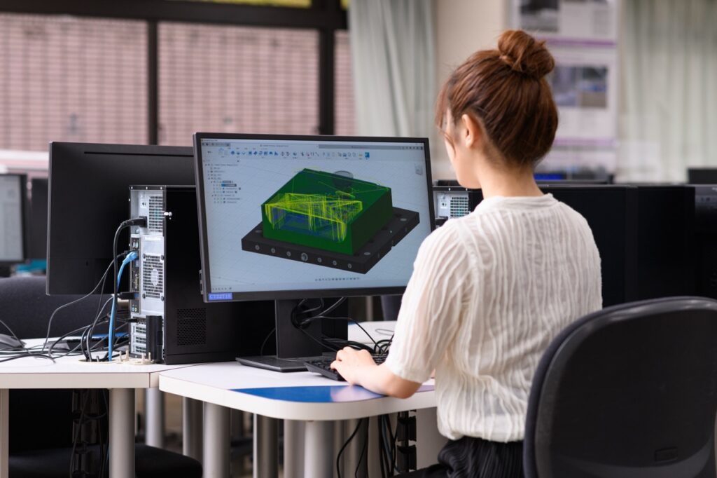 Kỹ sư kiểm tra đường chạy dao của chi tiết trên Autodesk Fusion.